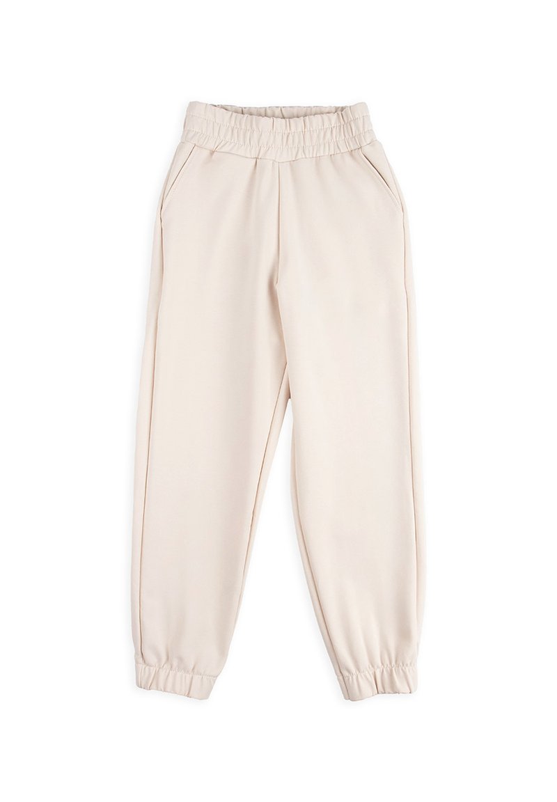 Beżowe spodnie dresowe wykonane z miękkiego materiału, z elastycznym pasem, bocznymi kieszeniami oraz elastycznymi mankietami przy kostkach. Gładka struktura.
