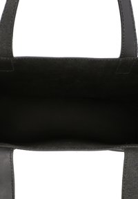 Černá kožená taška přes rameno s hladkým povrchem, otevřeným vrchem, robustními uchy a prostorným, nevyloženým interiérem. Minimalistický design bez dalších prvků.