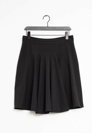Sort plisseret nederdel på en sort bøjle, lavet af et blødt stof med en glat tekstur og et tætsiddende taljebånd for et skræddersyet look.