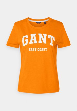 Camiseta naranja de manga corta con texto blanco "GANT" en letras grandes y "EAST COAST" debajo en la parte delantera, con cuello redondo.