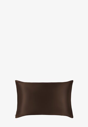 Almohada rectangular de color marrón oscuro con textura lisa y logo sutil en relieve en la esquina superior izquierda sobre un fondo blanco liso.