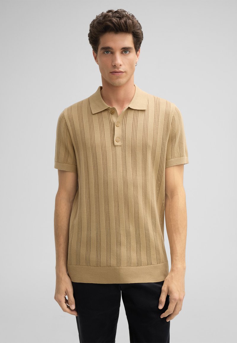 Tan geknoopte poloshirt met korte mouwen, voorzien van verticale strepen en een kraag met drie knopen. Glad textuur en een getailleerd ontwerp.