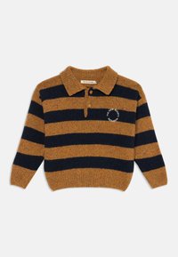 Pleteni pulover s polo ovratnikom, ki ima oranžne in mornarsko modre vodoravne črte, dva gumba in logo oblogo na prsih.