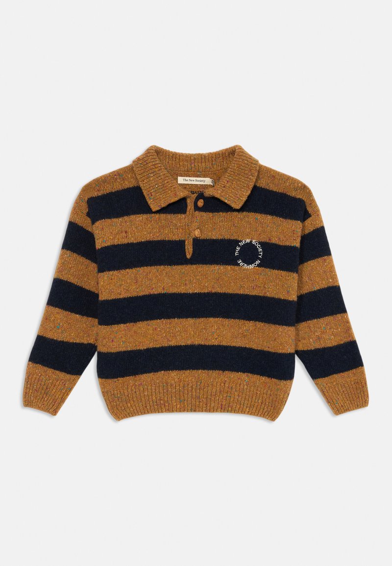 Pleteni pulover s polo ovratnikom, ki ima oranžne in mornarsko modre vodoravne črte, dva gumba in logo oblogo na prsih.