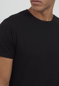 11 Project PRANANDO - T-shirts - black