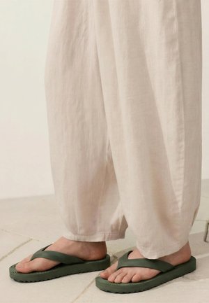 OYSHO, TEXTURED PLATFORM BEACH SANDALS - Medencei cipő - khaki