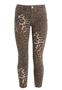 Jeans de estampado leopardo con base marrón, de corte ajustado, cinco bolsillos y cierre de botón metálico en la cintura.