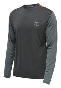 Męska sportowa koszulka z długim rękawem w ciemnoszarym kolorze z jaśniejszymi szarymi rękawami, okrągłym dekoltem, czerwonym wzorem w kształcie strzałki na ramieniu i małym logo na piersi.
