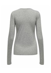 Chemise à manches longues grise en tissu doux et texturé ; présente un col rond et une silhouette ajustée, sans coutures ni embellissements visibles.