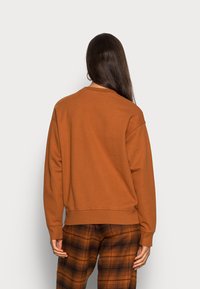 Levi's® GRAPHIC STANDARD CREW - Sudadera - crew seasonal glazed ginger