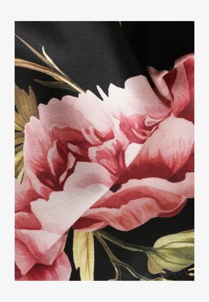 Tessuto floreale con grandi rose pink e foglie verdi su uno sfondo nero, caratterizzato da una texture liscia e un forte contrasto di colori.