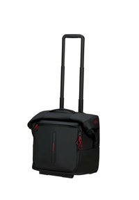 Schwarze Tasche mit Rädern und ausziehbarem Griff, Stoffaußenfläche, vorderer Reißverschlussfach und roten Reißverschlussakzenten, entworfen für Reisebequemlichkeit.