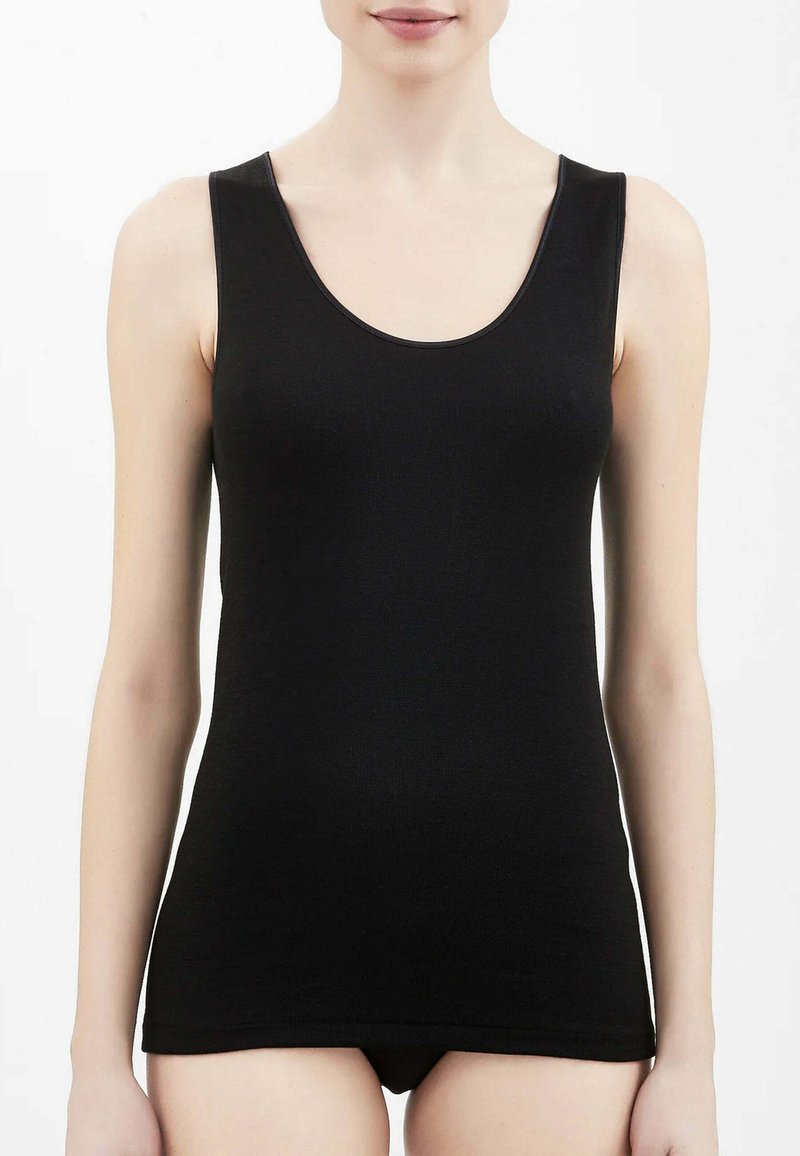 Canottiera nera con una texture liscia, spalline larghe e scollo arrotondato, progettata per una silhouette aderente.