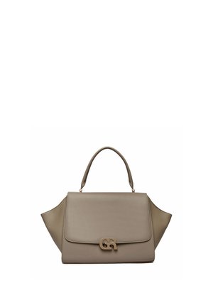 Taupe-farbene Ledertasche mit einem gebogenen oberen Griff, Klappenverschluss, seitlichen Flügeln und einem metallischen GR-Logo auf der Vorderseite.