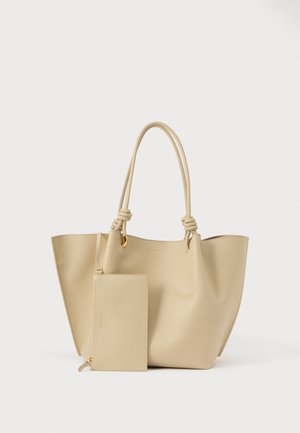 Beige Ledertasche mit geknoteten Griffen und einer passenden, befestigten Reißverschlusstasche mit goldfarbenen Beschlägen, vor weißem Hintergrund.