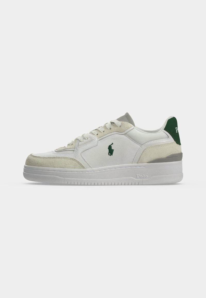 Άσπρο sneaker χαμηλού ύψους με μπεζ σουέντ λεπτομέρειες, πράσινο λογότυπο στο πλευρό και στην πτέρνα, λευκή σόλα και κλείσιμο με κορδόνια.