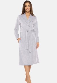 Robe grigia a maniche lunghe realizzata in tessuto morbido, presenta un colletto a scialle, una fascia in vita e tasche laterali. Design semplice con un logo ricamato.