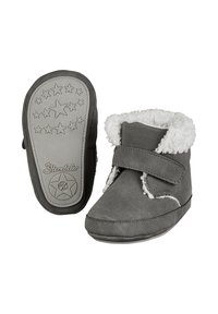 Grau velour Stiefel mit einer weichen, weißen, fellartigen Innenauskleidung und einem Klettverschluss. Die Sohle hat ein Sternmuster und ein geprägtes Logo.