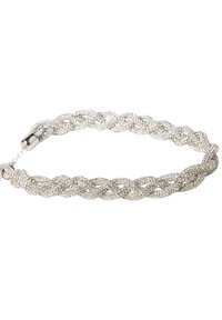 Bracciale argentato intrecciato con una superficie testurizzata e una chiusura metallica liscia, caratterizzato da un design a catena intrecciata per un maggiore interesse visivo.
