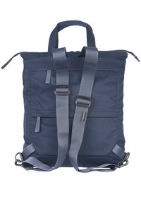 Sac à dos bleu marine en tissu durable, doté de poignées doubles, de bretelles ajustables et de poches avant avec fermetures éclair et détails de couture.