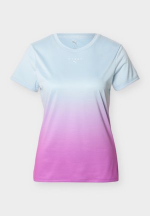 Maglietta sportiva da donna a maniche corte con sfumatura dal celeste al rosa, collo rotondo e piccoli loghi bianchi "HYROX" e Puma sul petto.