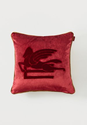 Cojín cuadrado de terciopelo rojo con un diseño en relieve de un caballo alado en rojo oscuro y ribete dorado en los bordes.