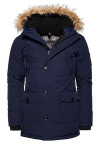 Parka azul marino con capucha forrada de piel, botones negros y bolsillos delanteros con solapa. Material grueso y acolchado con un forro cálido y texturizado.