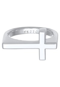 Anello in argento con un design incrociato angolare e minimalista. Texture liscia con una finitura lucida. Nome del marchio inciso "Kuzzo" all'interno della fascia.