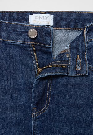 Donkerblauwe denim jeans met een rits en een knoopsluiting. Voorzien van een metalen knoop, gouden stiksels en een label met de tekst "ONLY."