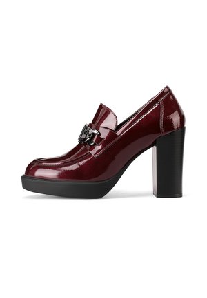 Décolleté con plateau in vernice bordeaux con tacco a blocco, dotate di una fibbia metallica decorativa sulla parte anteriore e una punta arrotondata.
