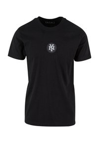 Zwarte katoenen T-shirt met korte mouwen, voorzien van een circulair logo met grijze letters "N" en "Y" op de borst. Soepele textuur, normale pasvorm.