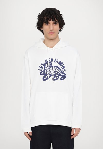 Haut à capuche blanc avec un design de léopard bleu et le texte "LES BENJAMINS". Comprend une poche avant et un cordon de serrage pour la capuche.
