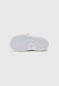 White sneaker sole with zigzag tread pattern. Features Puma logo and "non-marking" text. Smooth texture, lightweight design, and rounded shape.