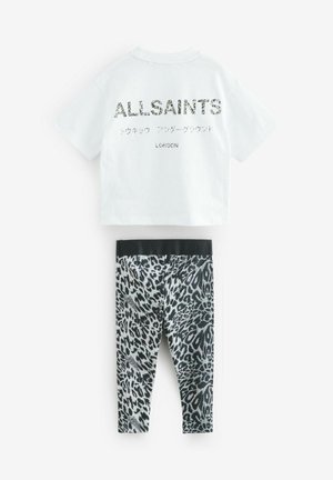 Weißes, kurz geschnittenes T-Shirt mit schwarzem Text auf der Rückseite und grauen Tierdruck-Leggings. Weicher Stoff mit dehnbarem Bund.