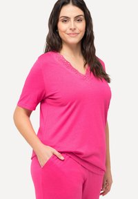Ulla Popken LOCHSTICKEREI V-AUSSCHNITT HALBARM SET - Pigiama - berry