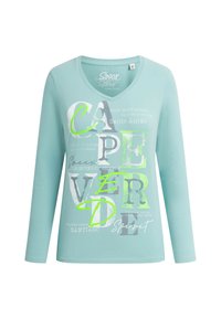 Hellblaues langärmliges T-Shirt aus Baumwolle mit V-Ausschnitt. Mit mehrfarbigem Text und Grafiken, darunter "Kap Verde" und andere Sprüche.