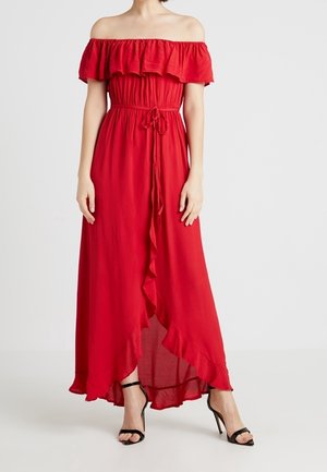 Červené maxi šaty s odhalenými rameny, volánkovým výstřihem, přiléhavým živůtkem, staženým pasem s páskem a vrstveným lemem. Hladká látka a elegantní silueta.