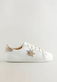 Baskets en cuir blanc avec des accents d'étoiles scintillantes dorées et argentées, semelle texturée et lacets. Possède un col rembourré pour le confort.