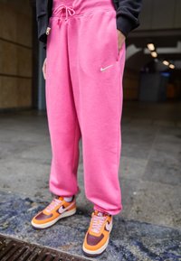 Nike Sportswear W PHNX FLC HR OS - Calças de fato de treino - pinksicle/sail