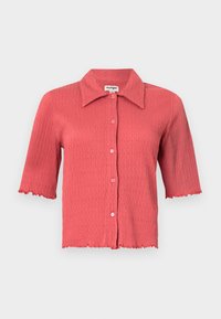Korte mouw, geribbelde blouse in koraalroze met een puntige kraag, knopenfront en golvende randen aan de mouwen en de zoom. Lichtgewicht textuur.