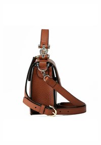 Borsa in pelle marrone con superficie testurizzata, tracolla regolabile e dettagli in metallo. Forma rettangolare compatta.