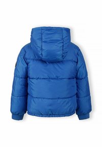 Mėlynas pūkinis džemperis, siuvinėtas dizainas, su gobtuvu, elastingomis rankogaliais ir apačia. Kairėje petyje yra apvalus logotipo užrašas. Sklandus, lengvas audinys.