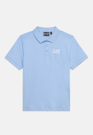 Polo de manga corta color azul claro con cuello y tres botones, con el logo blanco de EA7 Emporio Armani en el pecho izquierdo.