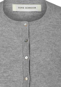 Grå stickad cardigan med rund halsringning, knappstängning med fyra knappar och ribbade ärmslut och nederkant. Etiketten säger "SOFIE SCHNOOR."