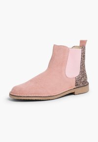 Bottine en suède rose avec des panneaux élastiques, accents pailletés au talon et semelle plate. Caractéristiques d'un bout arrondi et de détails de couture minimalistes.