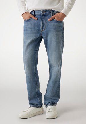 Blugi din denim albastru deschis, cu o croială dreaptă, design cu cinci buzunare, finisaj decolorat și închidere cu nasture la talie. Purtați cu adidași albi.