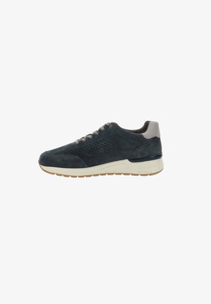 Zapatilla deportiva de ante gris oscuro con laterales perforados, lengüeta trasera beige claro, media suela blanca, suela de goma y cierre de cordones.