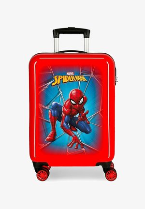 Valigia rigida rossa con quattro ruote rosse, manico telescopico e Spider-Man accucciato su uno sfondo di ragnatela con logo Marvel Spider-Man.