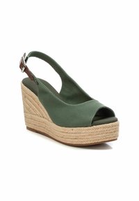 Sandalia cuña verde de lona con punta abierta, plantilla de yute estilo espadrille, y una correa ajustable marrón en el talón.