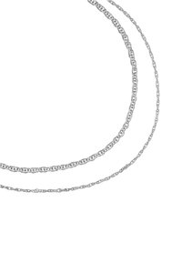 Tre catene d'argento a strati con stili di maglie diversi, caratterizzate da una finitura lucida e una texture liscia. Ogni catena pende a diverse lunghezze.